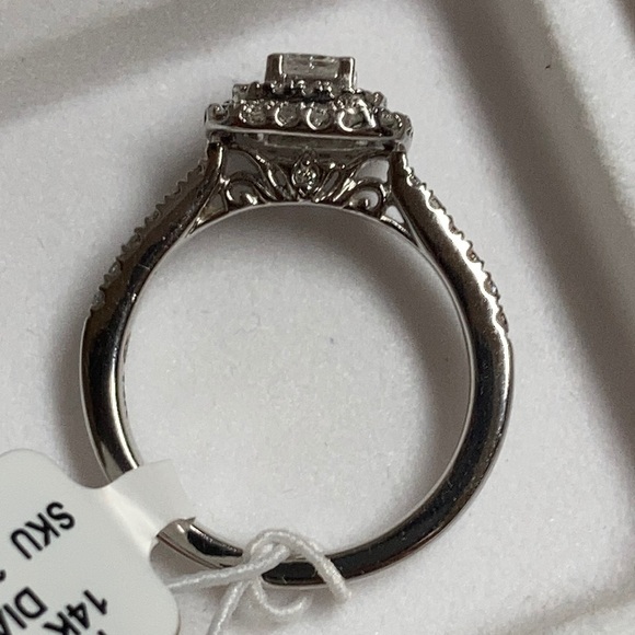 Vera Wang Diamond Ring - Picture 3 of 8